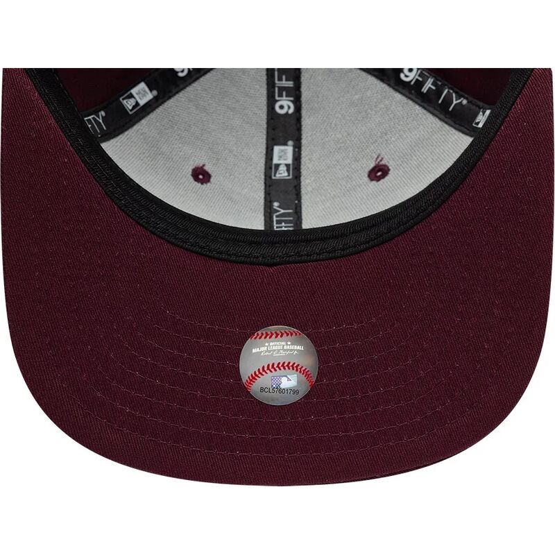 new-era-flat-brim-9fifty-original-fit-league-essential-new-york-yankees-mlb-maroon-snapback-cap