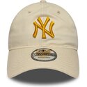 casquette-courbee-beige-ajustable-avec-logo-dore-9twenty-league-essential-new-york-yankees-mlb-new-era