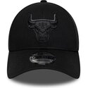 casquette-courbee-noire-ajustable-avec-logo-noir-et-grise-9forty-team-outline-chicago-bulls-nba-new-era