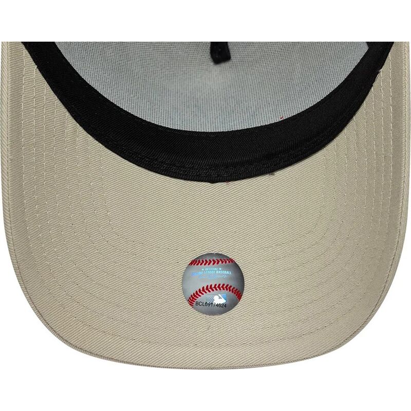 casquette-trucker-beige-et-noire-avec-logo-noir-a-frame-league-essential-new-york-yankees-mlb-new-era
